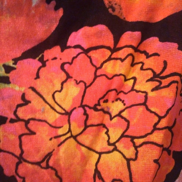 Cable & Gauge Stretchy  Floral Top, Size: Small. - Picture 7 of 8